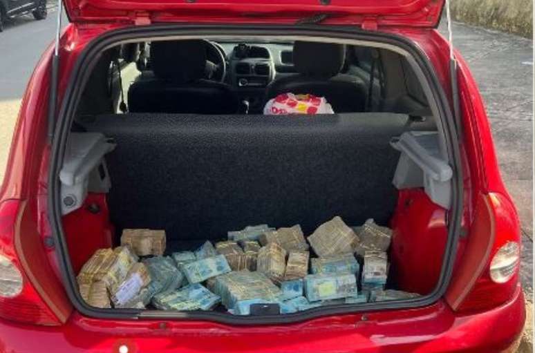 Grande quantia de dinheiro foi apreendida dentro de porta-malas de carro Foto: Divulgação/Polícia Militar do Maranhão