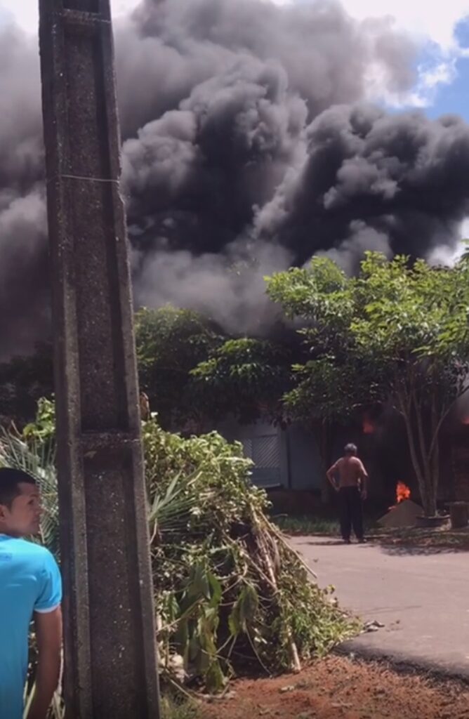 Incêndio atinge área de mato próximo a uma creche em Mãe do Rio, no Pará — Foto: Reprodução / TV Liberal