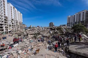 Equipes de resgate em busca de sobreviventes em meio a escombros de prédios em La Guaira, na Venezuela, em 28 de junho de 2026. — Foto: Miguel Medina/Pool/AFP